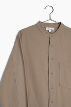 Button Up, Long sleeves Crewneck Shirt in Khaki